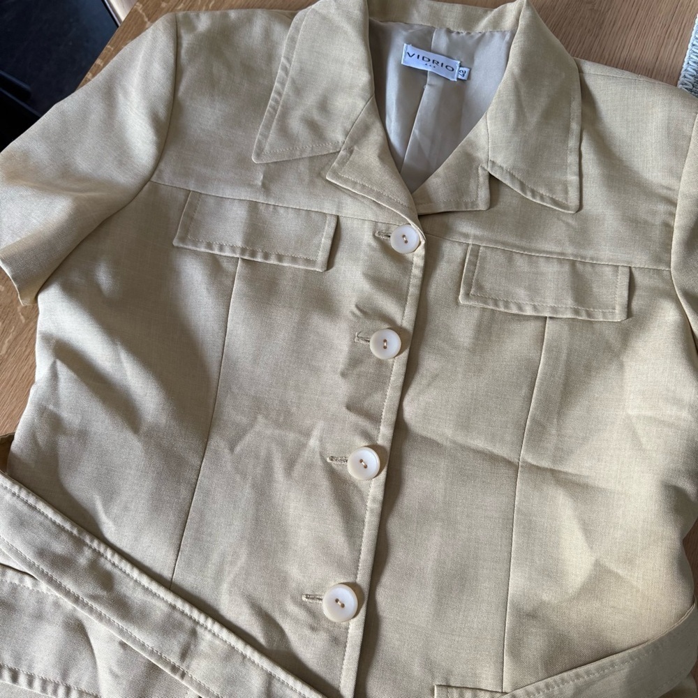 Vidrio Beige Short-Sleeve Trench Top